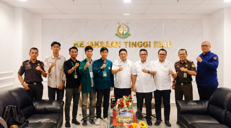 Koordinator Pusat BEM Se-Riau Teguh Wardana saat foto bersama dengan Kejaksaan Tinggi Riau saat memberikan pernyataan sikap terkait kasus pembunuhan gajah di TNTN (4/3/2026). (Foto: Ketua BEM se-Riau)