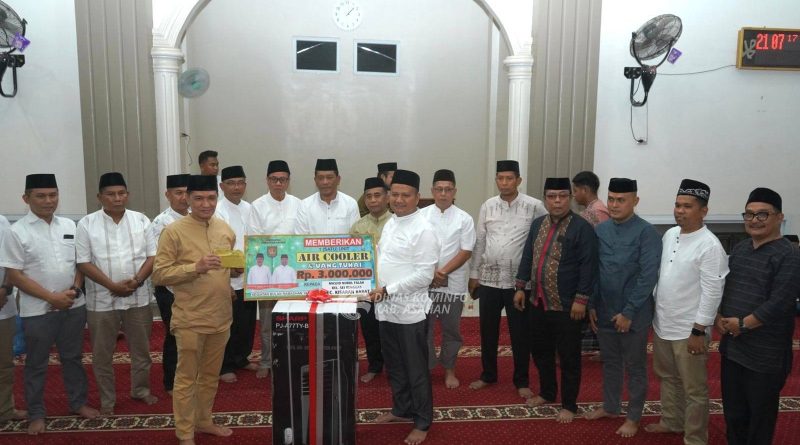 Wakil Bupati Asahan, Rianto, S.H., M.A.P., melaksanakan kunjungan Safari Ramadhan khusus di Mesjid Nurul Falah, Kelurahan Sei Renggas. Kegiatan religi ini berlangsung khidmat di Kecamatan Kota Kisaran Barat pada Selasa (3/3/2026). (Foto: Pemkab Asahan)