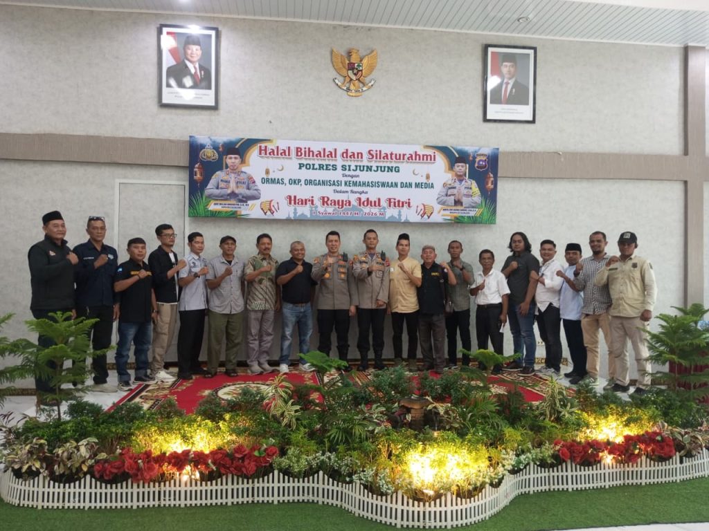 Polres Sijunjung menggelar kegiatan Halal Bihalal yang berlangsung penuh kehangatan dan kebersamaan. Acara ini menjadi momentum penting untuk mempererat silaturahmi antara kepolisian dengan berbagai elemen strategis masyarakat di Kabupaten Sijunjung, Rabu (1/4/2026). (Foto: IST)