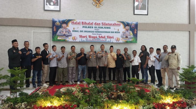 Polres Sijunjung menggelar kegiatan Halal Bihalal yang berlangsung penuh kehangatan dan kebersamaan. Acara ini menjadi momentum penting untuk mempererat silaturahmi antara kepolisian dengan berbagai elemen strategis masyarakat di Kabupaten Sijunjung, Rabu (1/4/2026). (Foto: IST)