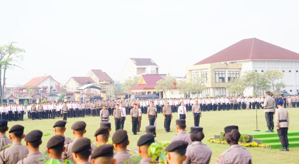 Kepolisian Daerah (Polda) Riau menggelar upacara megah untuk memberikan penghargaan kepada personel berprestasi dan masyarakat yang berkontribusi luar biasa. Kegiatan ini dipimpin langsung oleh Kapolda Riau di Lapangan Apel Mapolda Riau, Rabu (1/4/2026). (Foto: Humas Dirlantas Polda Riau)