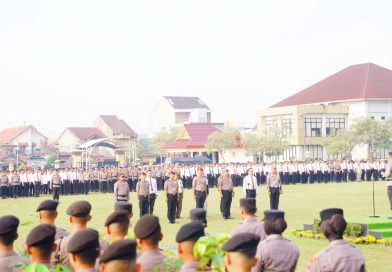 Kepolisian Daerah (Polda) Riau menggelar upacara megah untuk memberikan penghargaan kepada personel berprestasi dan masyarakat yang berkontribusi luar biasa. Kegiatan ini dipimpin langsung oleh Kapolda Riau di Lapangan Apel Mapolda Riau, Rabu (1/4/2026). (Foto: Humas Dirlantas Polda Riau)