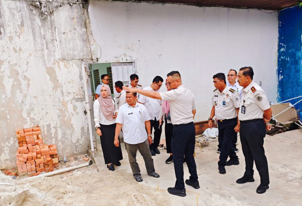 Dinas Lingkungan Hidup dan Kebersihan (DLHK) Kota Pekanbaru melakukan kunjungan lapangan ke Lembaga Pemasyarakatan (Lapas) Kelas IIA Pekanbaru. Langkah ini merupakan tindak lanjut cepat atas aduan masyarakat terkait aroma tidak sedap dari limbah septic tank, Rabu (1/4/2026). (Foto: Humas Lapas llA Pekanbaru)