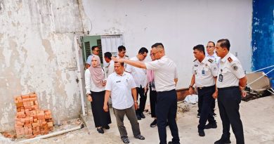 Dinas Lingkungan Hidup dan Kebersihan (DLHK) Kota Pekanbaru melakukan kunjungan lapangan ke Lembaga Pemasyarakatan (Lapas) Kelas IIA Pekanbaru. Langkah ini merupakan tindak lanjut cepat atas aduan masyarakat terkait aroma tidak sedap dari limbah septic tank, Rabu (1/4/2026). (Foto: Humas Lapas llA Pekanbaru)