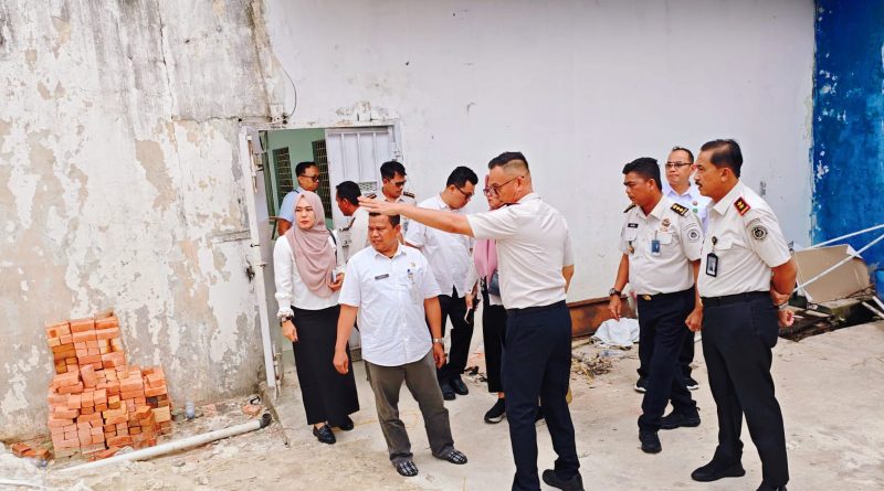 Dinas Lingkungan Hidup dan Kebersihan (DLHK) Kota Pekanbaru melakukan kunjungan lapangan ke Lembaga Pemasyarakatan (Lapas) Kelas IIA Pekanbaru. Langkah ini merupakan tindak lanjut cepat atas aduan masyarakat terkait aroma tidak sedap dari limbah septic tank, Rabu (1/4/2026). (Foto: Humas Lapas llA Pekanbaru)