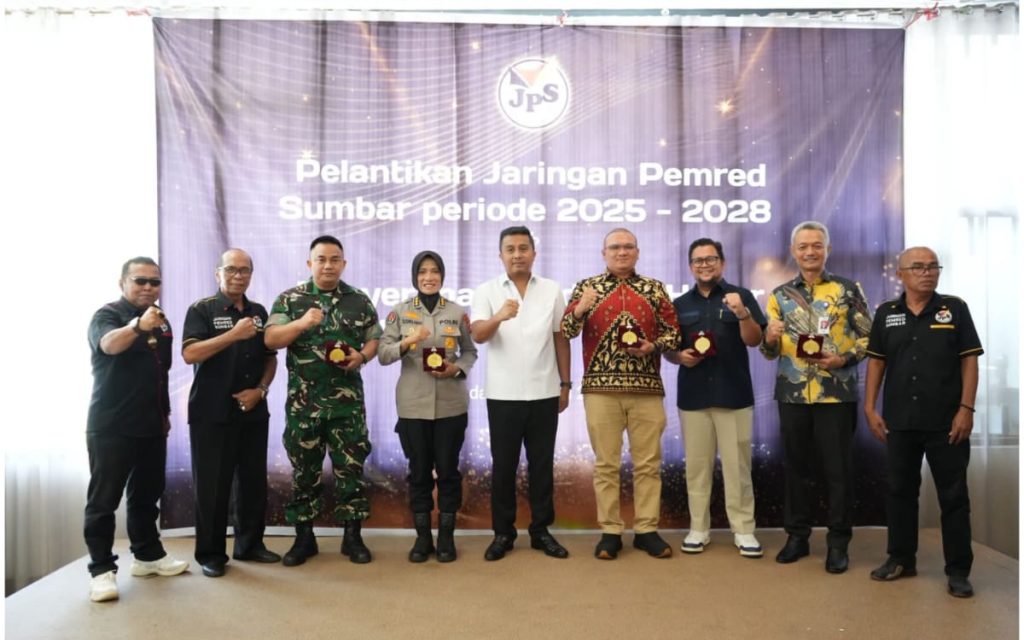 Wakil Gubernur Sumatera Barat, Vasko Ruseimy, menyerahkan penghargaan Medal of Honor "Bakti untuk Negeri" kepada sejumlah tokoh dan lembaga inspiratif, Kamis (2/4/2026). (Foto: JPS Sumbar)
