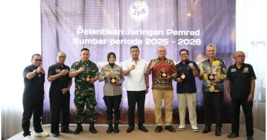 Wakil Gubernur Sumatera Barat, Vasko Ruseimy, menyerahkan penghargaan Medal of Honor "Bakti untuk Negeri" kepada sejumlah tokoh dan lembaga inspiratif, Kamis (2/4/2026). (Foto: JPS Sumbar)