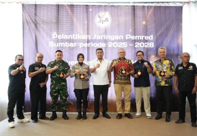 Wakil Gubernur Sumatera Barat, Vasko Ruseimy, menyerahkan penghargaan Medal of Honor "Bakti untuk Negeri" kepada sejumlah tokoh dan lembaga inspiratif, Kamis (2/4/2026). (Foto: JPS Sumbar)