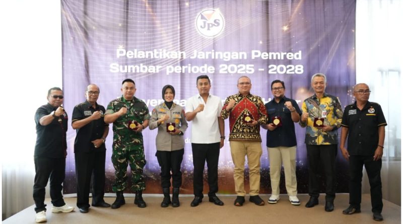 Wakil Gubernur Sumatera Barat, Vasko Ruseimy, menyerahkan penghargaan Medal of Honor "Bakti untuk Negeri" kepada sejumlah tokoh dan lembaga inspiratif, Kamis (2/4/2026). (Foto: JPS Sumbar)
