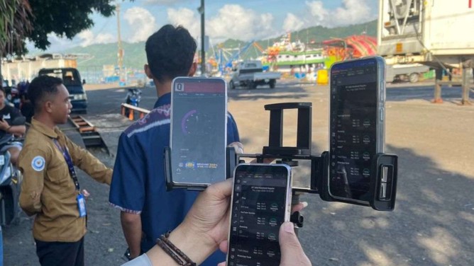 Kementerian Komunikasi dan Digital (Komdigi) memberikan kabar baik terkait kondisi infrastruktur digital di Sulawesi Utara. Seluruh layanan telekomunikasi di wilayah tersebut dipastikan telah pulih 100 persen dalam waktu kurang dari 24 jam pascagempa bumi, Jumat (3/4/2026). (Foto: Komdigi)