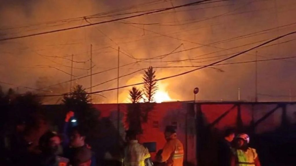 PT Pertamina Patra Niaga Regional Jawa Bagian Barat (JBB) memastikan pasokan LPG untuk wilayah Kota Bekasi dan sekitarnya tetap stabil. Kepastian ini diberikan pascainsiden kebakaran hebat yang melanda Stasiun Pengisian Bulk Elpiji (SPBE) PT Indogas Andalan Kita pada Rabu, 1 April 2026). (Foto: Pradita Kurniawan Syah/AntaraFoto)