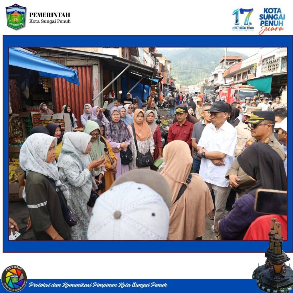 Wakil Wali Kota Sungai Penuh, Azhar Hamzah, melakukan peninjauan langsung ke kawasan Pasar Tanjung Bajure pasca kegiatan penertiban. Didampingi Sekretaris Daerah Alpian dan rombongan, peninjauan ini dilakukan untuk memastikan kondisi pasar tetap kondusif, Jumat (3/4/2026). (Foto: Diskominfosta Sungai Penuh)