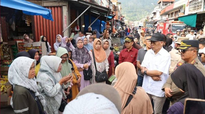 Wakil Wali Kota Sungai Penuh, Azhar Hamzah, melakukan peninjauan langsung ke kawasan Pasar Tanjung Bajure pasca kegiatan penertiban. Didampingi Sekretaris Daerah Alpian dan rombongan, peninjauan ini dilakukan untuk memastikan kondisi pasar tetap kondusif, Jumat (3/4/2026). (Foto: Diskominfosta Sungai Penuh)