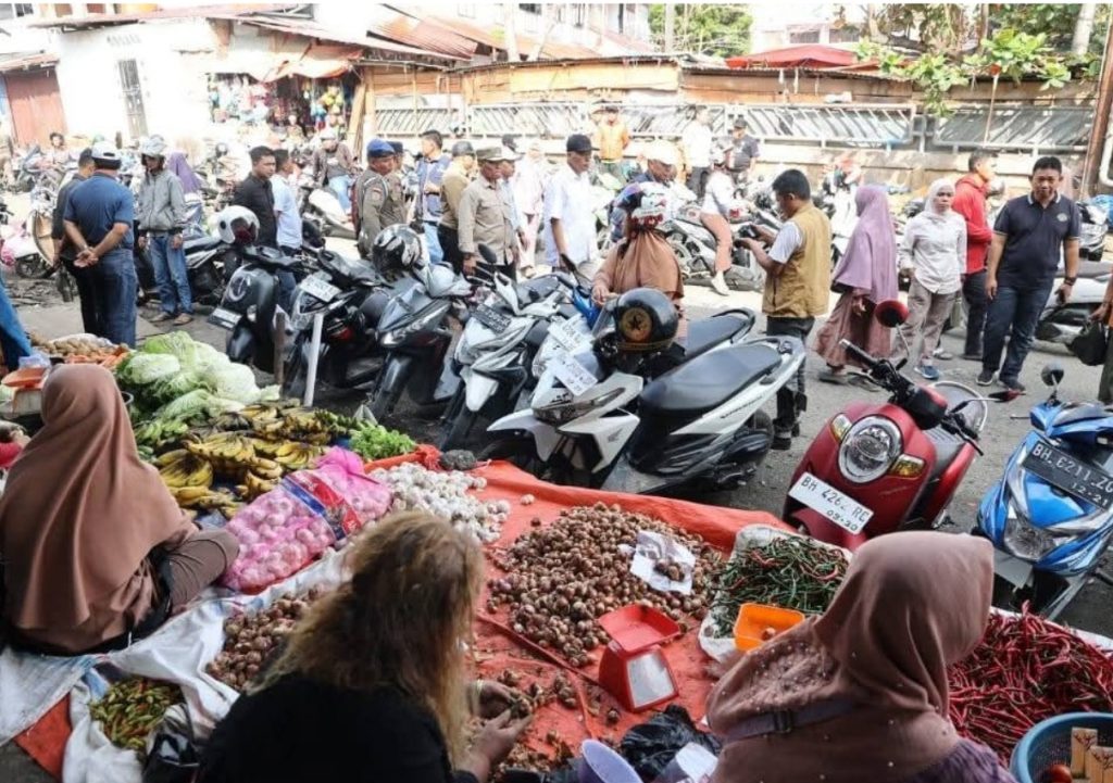 angkah nyata ini ditunjukkan melalui peninjauan langsung kawasan Pasar Tanjung Bajure, Kota Sungai Penuh oleh Wakil Wali Kota (Wawako) Sungai Penuh, Azhar Hamzah, didampingi Sekda Alpian pada Jumat pagi (3/4/2026). (Foto: Diskominfosta Sungai Penuh)