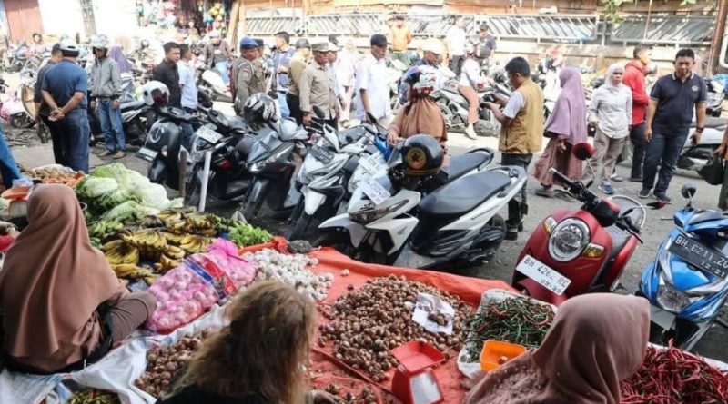 angkah nyata ini ditunjukkan melalui peninjauan langsung kawasan Pasar Tanjung Bajure, Kota Sungai Penuh oleh Wakil Wali Kota (Wawako) Sungai Penuh, Azhar Hamzah, didampingi Sekda Alpian pada Jumat pagi (3/4/2026). (Foto: Diskominfosta Sungai Penuh)