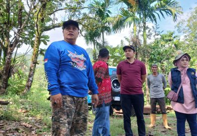 Verry Mulyadi bersama Dinas PUPR Kota Padang dan ratusan warga setempat meninjau lokasi pembangunan jalan penghubung antar kelurahan di Kecamatan Lubuk Kilangan, Kota Padang, Jumat (3/4/2026). (Foto: IST)