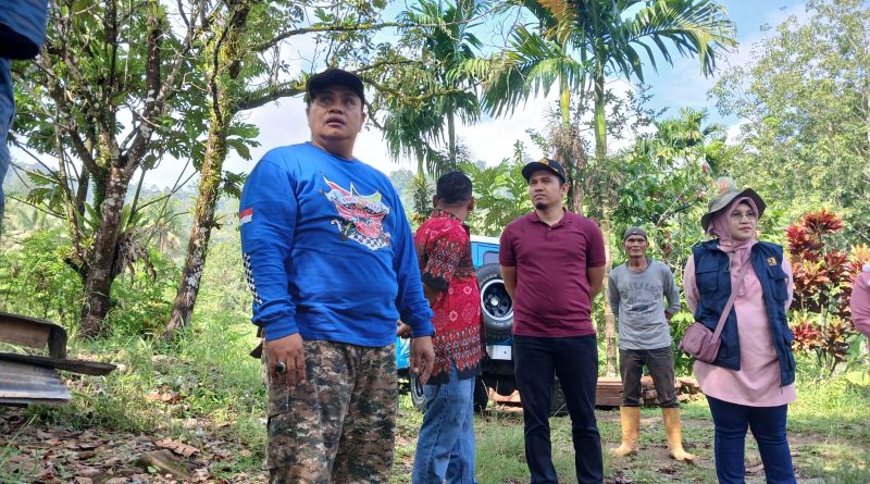 Verry Mulyadi bersama Dinas PUPR Kota Padang dan ratusan warga setempat meninjau lokasi pembangunan jalan penghubung antar kelurahan di Kecamatan Lubuk Kilangan, Kota Padang, Jumat (3/4/2026). (Foto: IST)