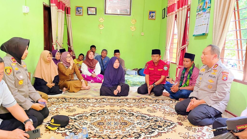 Kapolda Riau, Irjen Pol Dr. Herry Heryawan, menunjukkan kepedulian mendalam terhadap pejuang lingkungan yang gugur dalam tugas. Ia mendatangi langsung rumah duka almarhum Muharmizan, personel Manggala Agni yang wafat saat memadamkan kebakaran hutan dan lahan (Karhutla). (Foto: Ibrahim)