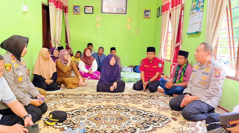 Kapolda Riau, Irjen Pol Dr. Herry Heryawan, menunjukkan kepedulian mendalam terhadap pejuang lingkungan yang gugur dalam tugas. Ia mendatangi langsung rumah duka almarhum Muharmizan, personel Manggala Agni yang wafat saat memadamkan kebakaran hutan dan lahan (Karhutla). (Foto: Ibrahim)