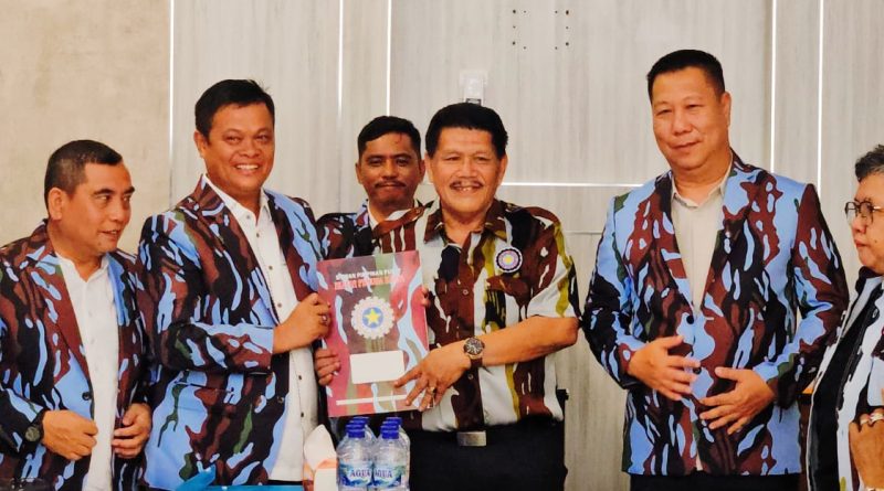 Dewan Pimpinan Daerah (DPD) Ikatan Pemuda Karya (IPK) Provinsi Riau resmi menerima Surat Keputusan (SK) kepengurusan baru untuk periode 2026-2031. Penyerahan dokumen strategis ini dilakukan langsung oleh Sekretaris Jenderal DPP IPK, H. Arfan Maksum Nasution, di Pekanbaru, Rabu (1/4/2026). (Foto: DPD IPK)