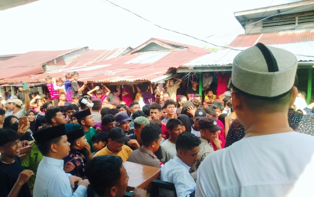Aksi solidaritas puluhan ibu-ibu di Kelurahan Panipahan berubah menjadi simbol kemarahan publik terhadap peredaran gelap narkotika. Massa melakukan aksi protes secara langsung akibat dugaan adanya pembiaran oleh aparat penegak hukum di wilayah tersebut, Jumat (3/4/2026). (Foto: Istimewa)