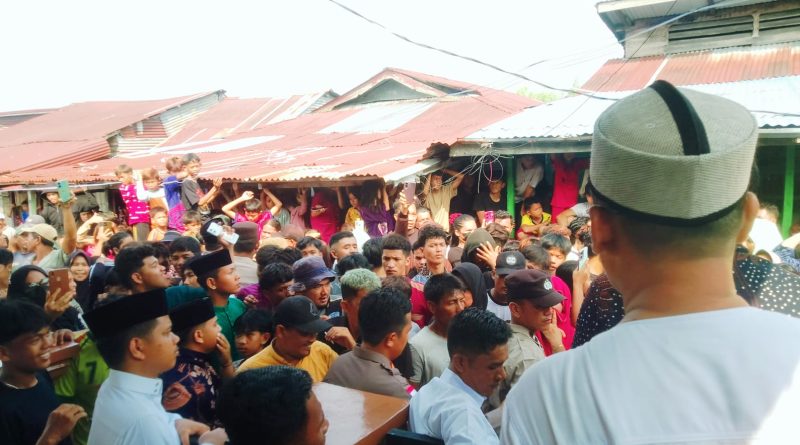 Aksi solidaritas puluhan ibu-ibu di Kelurahan Panipahan berubah menjadi simbol kemarahan publik terhadap peredaran gelap narkotika. Massa melakukan aksi protes secara langsung akibat dugaan adanya pembiaran oleh aparat penegak hukum di wilayah tersebut, Jumat (3/4/2026). (Foto: Istimewa)
