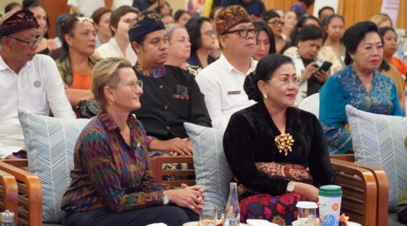 Ketua TP PKK Provinsi Bali, Ny. Putri Suastini Koster, saat memberikan arahan dalam perayaan Hari Wanita Internasional 2026 di Denpasar, Kamis (12/3/2026). (Foto: Pemprov Bali)
