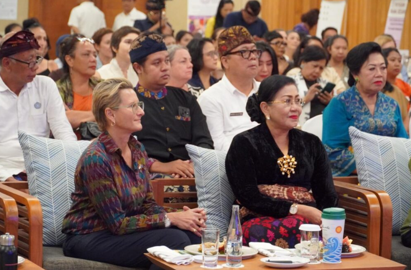 Ketua TP PKK Provinsi Bali, Ny. Putri Suastini Koster, saat memberikan arahan dalam perayaan Hari Wanita Internasional 2026 di Denpasar, Kamis (12/3/2026). (Foto: Pemprov Bali)