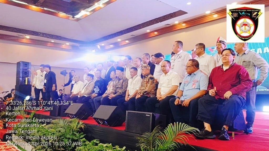 Mantan Presiden Joko Widodo saat foto bersama dalam acara Halalbihalal Youtuber Nasional di Hotel Sunan, Solo (4/4/2026). Beliau mengajak para kreator konten untuk bersatu menjaga persatuan bangsa dan menjadi garda terdepan dalam melawan penyebaran berita bohong atau hoaks di media sosial. (Foto: Thofilus. B. Benyamin)