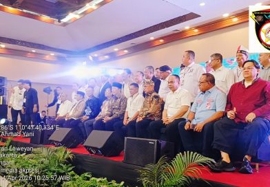 Mantan Presiden Joko Widodo saat foto bersama dalam acara Halalbihalal Youtuber Nasional di Hotel Sunan, Solo (4/4/2026). Beliau mengajak para kreator konten untuk bersatu menjaga persatuan bangsa dan menjadi garda terdepan dalam melawan penyebaran berita bohong atau hoaks di media sosial. (Foto: Thofilus. B. Benyamin)