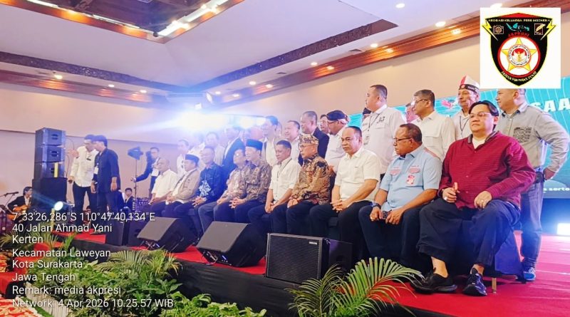 Mantan Presiden Joko Widodo saat foto bersama dalam acara Halalbihalal Youtuber Nasional di Hotel Sunan, Solo (4/4/2026). Beliau mengajak para kreator konten untuk bersatu menjaga persatuan bangsa dan menjadi garda terdepan dalam melawan penyebaran berita bohong atau hoaks di media sosial. (Foto: Thofilus. B. Benyamin)