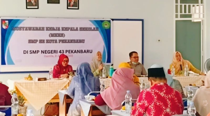 Kepala Bidang SMP Dinas Pendidikan Kota Pekanbaru, Desi Andarwati, S.IP., langsung tancap gas dalam meningkatkan mutu pendidikan pasca-dilantik, Kamis (2/4/2026). (Foto: Disdik Pekanbaru)