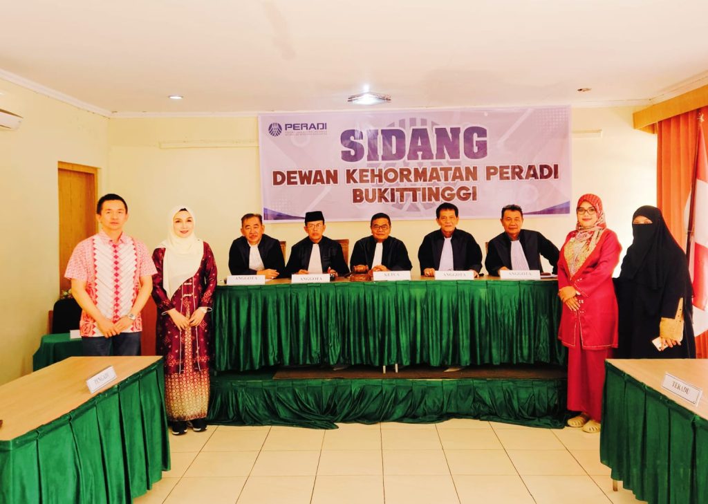 Majelis Dewan Kehormatan Daerah (DKD) PERADI Bukit Tinggi secara resmi menyatakan Advokat TJUAN AN, S.H., terbukti melakukan pelanggaran Kode Etik Advokat, Senin (6/4/2026). (Foto: Kantor Hukum PADMA)