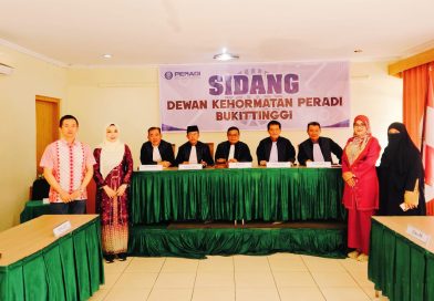 Majelis Dewan Kehormatan Daerah (DKD) PERADI Bukit Tinggi secara resmi menyatakan Advokat TJUAN AN, S.H., terbukti melakukan pelanggaran Kode Etik Advokat, Senin (6/4/2026). (Foto: Kantor Hukum PADMA)