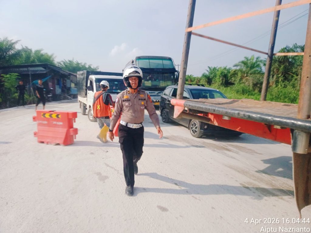 Tim Reaksi Cepat (Raicet) Satuan Lalu Lintas Polres Pelalawan berhasil mengatasi kemacetan panjang yang melanda ruas Jalan Lintas Timur. Kepadatan arus kendaraan ini terpantau terjadi mulai dari kilometer 75 hingga kilometer 83 pada Minggu (4/4/2026). (Foto: Ditlantas Polda Riau)
