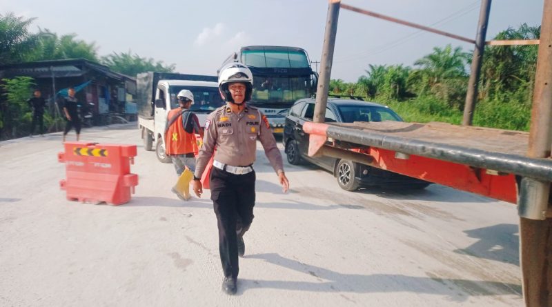 Tim Reaksi Cepat (Raicet) Satuan Lalu Lintas Polres Pelalawan berhasil mengatasi kemacetan panjang yang melanda ruas Jalan Lintas Timur. Kepadatan arus kendaraan ini terpantau terjadi mulai dari kilometer 75 hingga kilometer 83 pada Minggu (4/4/2026). (Foto: Ditlantas Polda Riau)