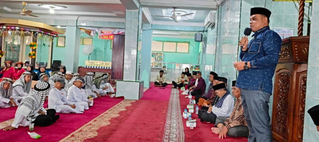 Kepala Seksi Pendidikan Diniyah dan Pondok Pesantren (PDPP) Kemenag Kota Solok, Fauzi, S.Sos.I., M.H., menghadiri acara Khatam al-Qur'an di Masjid Nurul Yakin, Kampung Jawa. Kehadirannya mewakili Plt. Kepala Kankemenag Kota Solok dalam momen sakral tersebut, Minggu (5/4/2026). (Foto: Dok. MZK News)