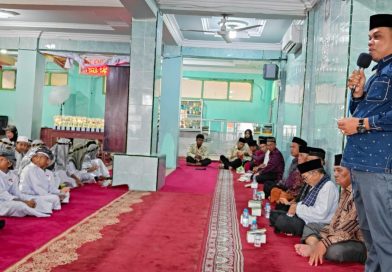 Kepala Seksi Pendidikan Diniyah dan Pondok Pesantren (PDPP) Kemenag Kota Solok, Fauzi, S.Sos.I., M.H., menghadiri acara Khatam al-Qur'an di Masjid Nurul Yakin, Kampung Jawa. Kehadirannya mewakili Plt. Kepala Kankemenag Kota Solok dalam momen sakral tersebut, Minggu (5/4/2026). (Foto: Dok. MZK News)