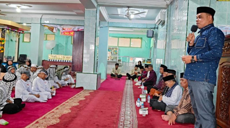 Kepala Seksi Pendidikan Diniyah dan Pondok Pesantren (PDPP) Kemenag Kota Solok, Fauzi, S.Sos.I., M.H., menghadiri acara Khatam al-Qur'an di Masjid Nurul Yakin, Kampung Jawa. Kehadirannya mewakili Plt. Kepala Kankemenag Kota Solok dalam momen sakral tersebut, Minggu (5/4/2026). (Foto: Dok. MZK News)