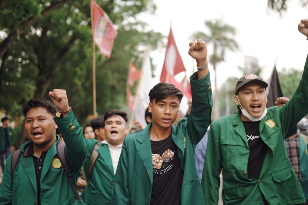 Koordinator Pusat BEM Se-Riau, Teguh Wardana, menyatakan sikap tegas dan kemarahan terbuka atas kecelakaan kerja yang kembali terjadi di PT Indah Kiat Pulp & Paper (IKPP), Senin (6/4/2026). (Foto: BEM Se-Riau)