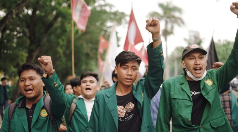 Koordinator Pusat BEM Se-Riau, Teguh Wardana, menyatakan sikap tegas dan kemarahan terbuka atas kecelakaan kerja yang kembali terjadi di PT Indah Kiat Pulp & Paper (IKPP), Senin (6/4/2026). (Foto: BEM Se-Riau)