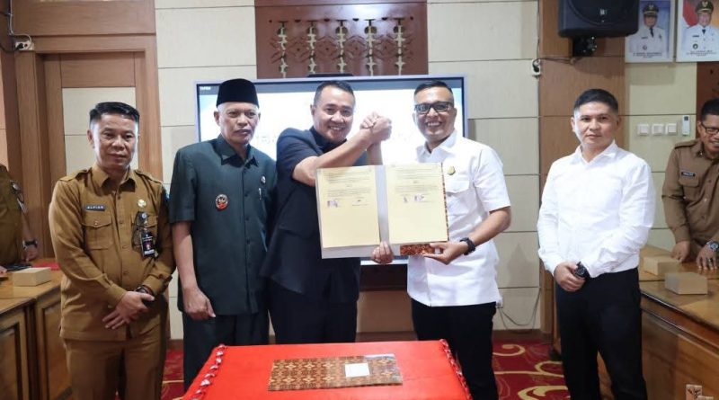 Pemerintah Kota Sungai Penuh resmi menjalin kerja sama strategis dengan Kejaksaan Negeri (Kejari) Sungai Penuh. Langkah ini ditandai dengan penandatanganan Naskah Kesepakatan Bersama (MoU) di bidang Perdata dan Tata Usaha Negara, Senin (6/4/2026). (Foto: Diskominfosta Sungai Penuh)