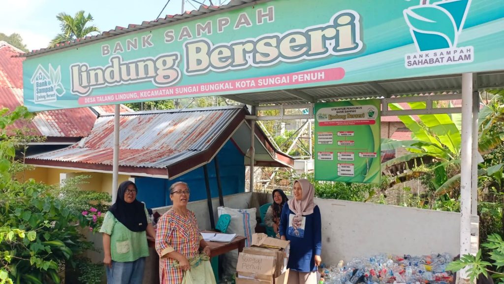 Semangat menjaga kebersihan lingkungan sekaligus meningkatkan ekonomi keluarga terus tumbuh subur di Desa Talang Lindung, Kecamatan Sungai Bungkal. Hal ini terlihat dari aktivitas rutin Bank Sampah Lindung Berseri yang kembali menyalurkan hasil kumpulan sampah warga kepada pengumpul, Senin (6/4/2026). (Foto: IST)