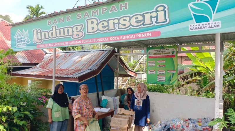 Semangat menjaga kebersihan lingkungan sekaligus meningkatkan ekonomi keluarga terus tumbuh subur di Desa Talang Lindung, Kecamatan Sungai Bungkal. Hal ini terlihat dari aktivitas rutin Bank Sampah Lindung Berseri yang kembali menyalurkan hasil kumpulan sampah warga kepada pengumpul, Senin (6/4/2026). (Foto: IST)