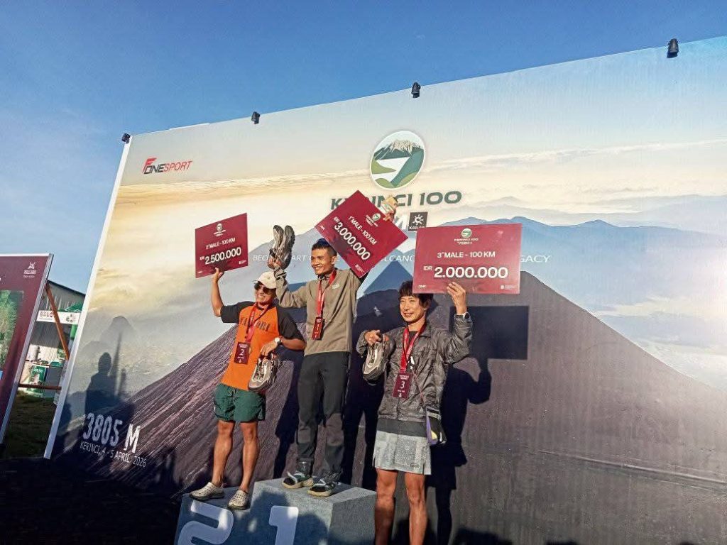 Ajang lari lintas alam internasional Kerinci100 tahun 2026 kembali mencuri perhatian dunia. Berdasarkan hasil verifikasi akhir, kompetisi bergengsi ini berhasil menjaring peserta dari 12 negara, mulai dari kawasan Asia Tenggara hingga Eropa, Senin (6/4/2026). (Foto: IST)