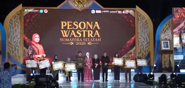 Ketua Dekranasda Kabupaten Lahat, Ir. Hj. Sri Meliyana Bursah, menghadiri rangkaian Rapat Konsolidasi (Rakon) PKK dan Rakerda Dekranasda Sumatera Selatan 2026. Kegiatan bergengsi ini berlangsung khidmat di Hotel Aryaduta Palembang, Jumat (3/4/2026). (Foto; Hasil Tangkap Layar Video Diskominfo Lahat)