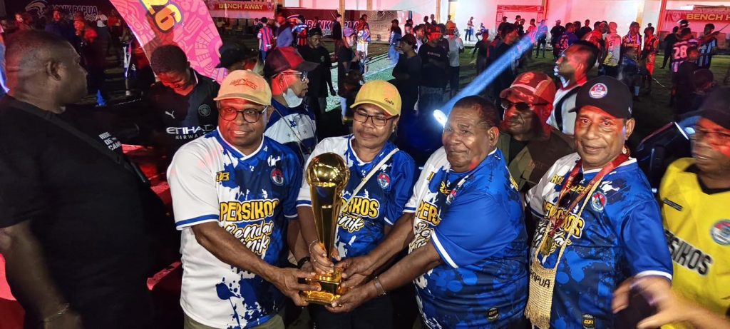 aga grand final Liga 4 Piala Gubernur Papua Barat Daya menyajikan duel sengit antara Persikos Kota Sorong melawan Persemay Maybrat. Pertandingan penentu juara ini berlangsung meriah di Stadion Bawela, Kota Sorong, pada Senin (6/4/2026). (Foto: Diskominfo Kota Sorang)