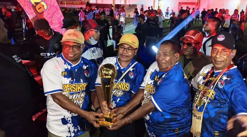 aga grand final Liga 4 Piala Gubernur Papua Barat Daya menyajikan duel sengit antara Persikos Kota Sorong melawan Persemay Maybrat. Pertandingan penentu juara ini berlangsung meriah di Stadion Bawela, Kota Sorong, pada Senin (6/4/2026). (Foto: Diskominfo Kota Sorang)