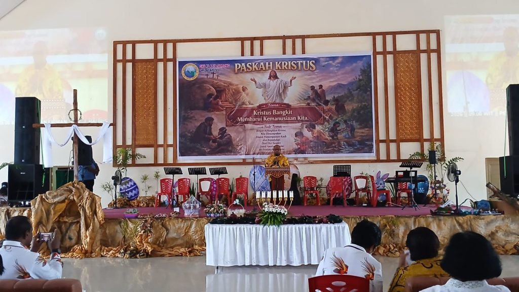 Wali Kota Sorong, Septinus Lobat, S.H., MPA., menghadiri Ibadah Paskah II GKI Klasis Sorong Wilayah IV dengan penuh sukacita. Didampingi Ketua TP PKK Kota Sorong, Ny. Jemima E. Lobat, ibadah ini berlangsung khidmat di Gedung Tongkonan, KM 11,5, Senin (6/4/2026). (Foto: Diskominfo Kota Sorong)