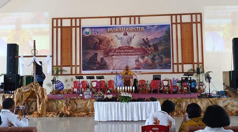 Wali Kota Sorong, Septinus Lobat, S.H., MPA., menghadiri Ibadah Paskah II GKI Klasis Sorong Wilayah IV dengan penuh sukacita. Didampingi Ketua TP PKK Kota Sorong, Ny. Jemima E. Lobat, ibadah ini berlangsung khidmat di Gedung Tongkonan, KM 11,5, Senin (6/4/2026). (Foto: Diskominfo Kota Sorong)